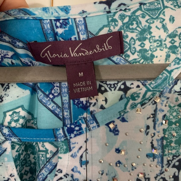 Beautiful top - Picture 2 of 2